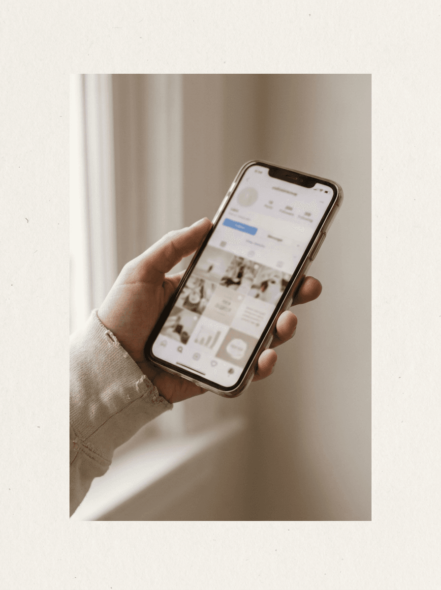 Un téléphone tenu à la main, affichant un fil social